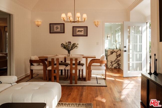 Foto del edificio - 866 N Doheny Dr