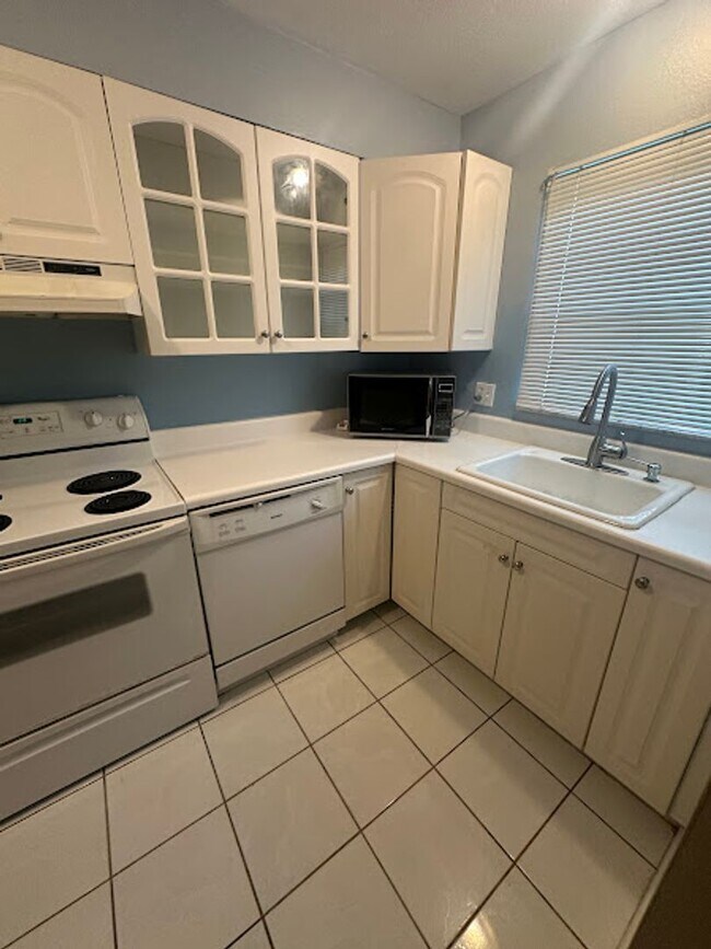 Building Photo - Townhome in Tallwood Oaks