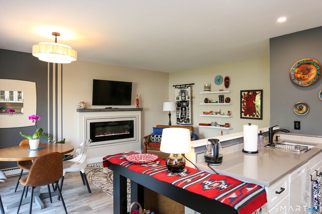 Foto del edificio - 36 Turn of River Rd