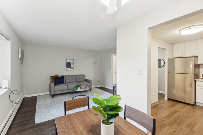 Foto del edificio - 5556 Broadview Rd
