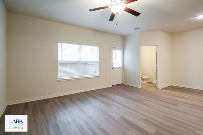 Building Photo - 560 Solomon Ln