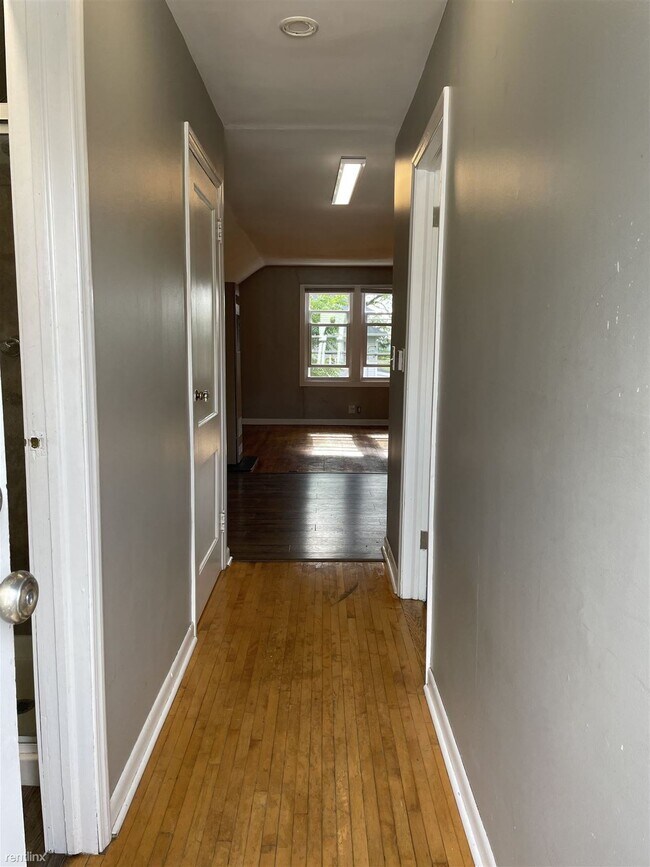 Building Photo - 1 br, 1 bath Duplex - 448 Sweet St NE Uppe...