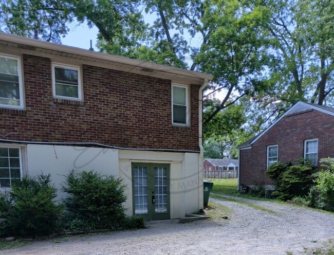 Foto del edificio - Cozy Garden Apartment in Donelson with a Spring Special!