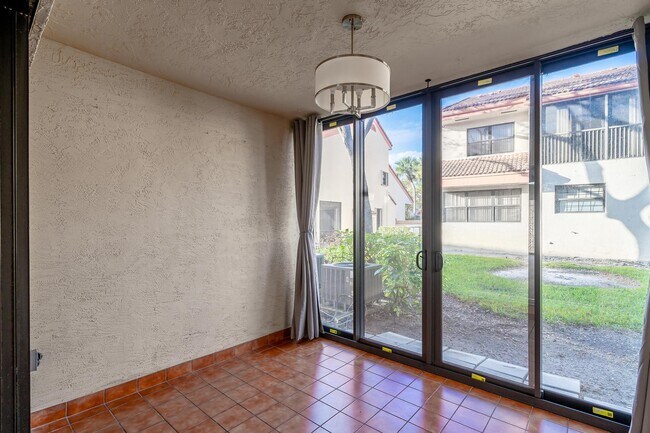 Foto del edificio - 3351 Emerald Oaks Dr