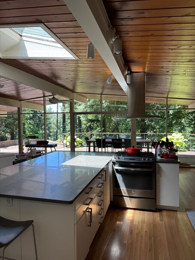 Building Photo - Lovely Mid-Century Kirkland Rambler Availa...