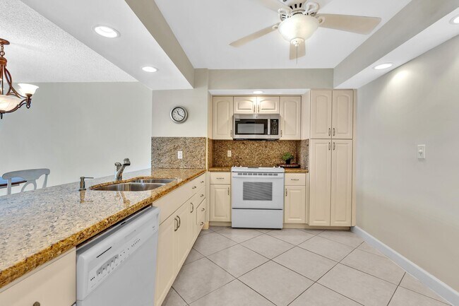 Building Photo - 1150 Hillsboro Mile