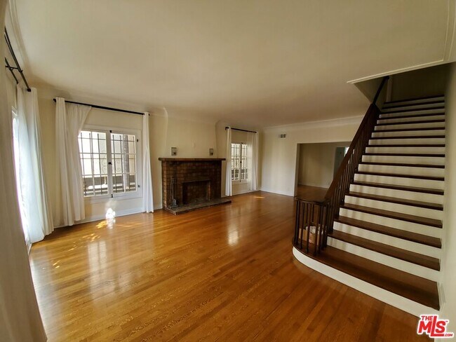 Building Photo - 4843 Elmwood Ave