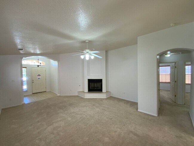 Foto del edificio - 3 Bedroom Single Story Home Available Near...