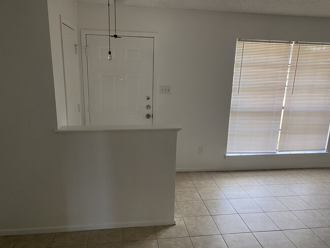 Building Photo - 117 Vista Way