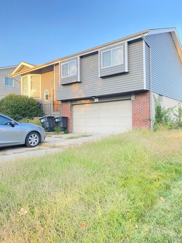 Foto principal - BOTM! NW 3 bed 2 bath 2 car garage $1895