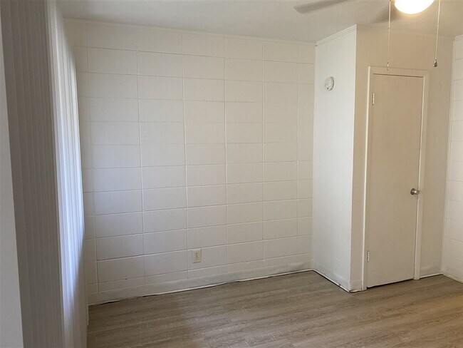 Building Photo - 658 Liberty St