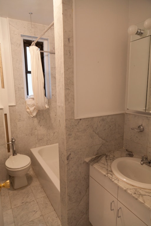 Building Photo - 25 W 68th St