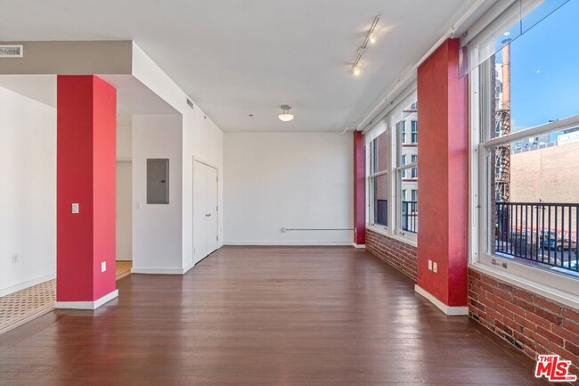 Building Photo - 257 S Spring St
