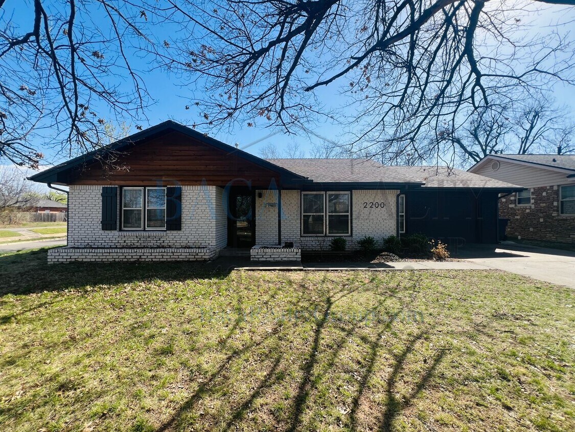 2200 Huntleigh Dr, The Village, OK 73120 House Rental in The Village