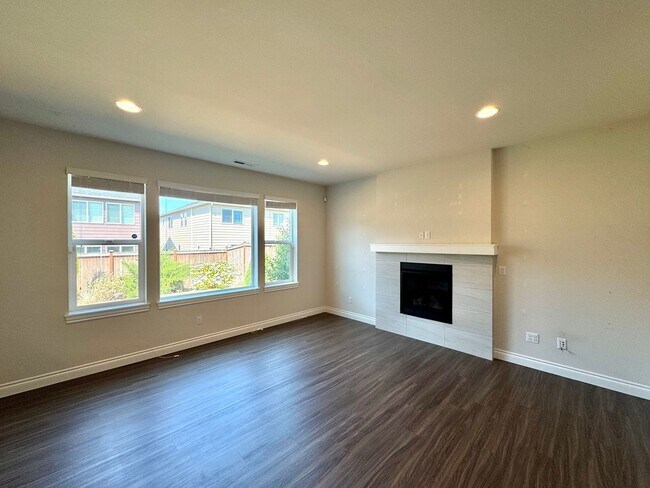 Foto del edificio - Spacious 5-Bedroom Home in Desirable Woodi...