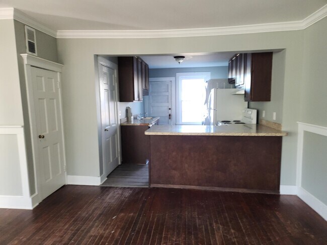 Building Photo - 132 Euclid St