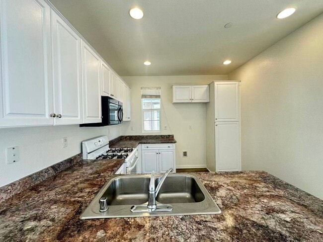 Building Photo - 5862 Ginger Dr