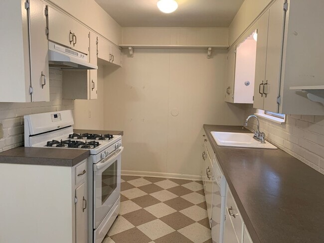 Building Photo - Lovely 4/2 in Brentwood Neighborhood