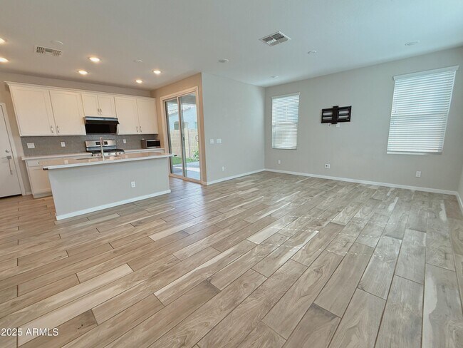 Building Photo - 2851 S Central Dr