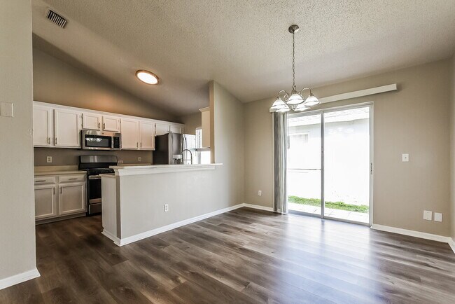 Foto del edificio - 8782 Foley Dr