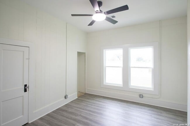 Building Photo - 106 N Pear St