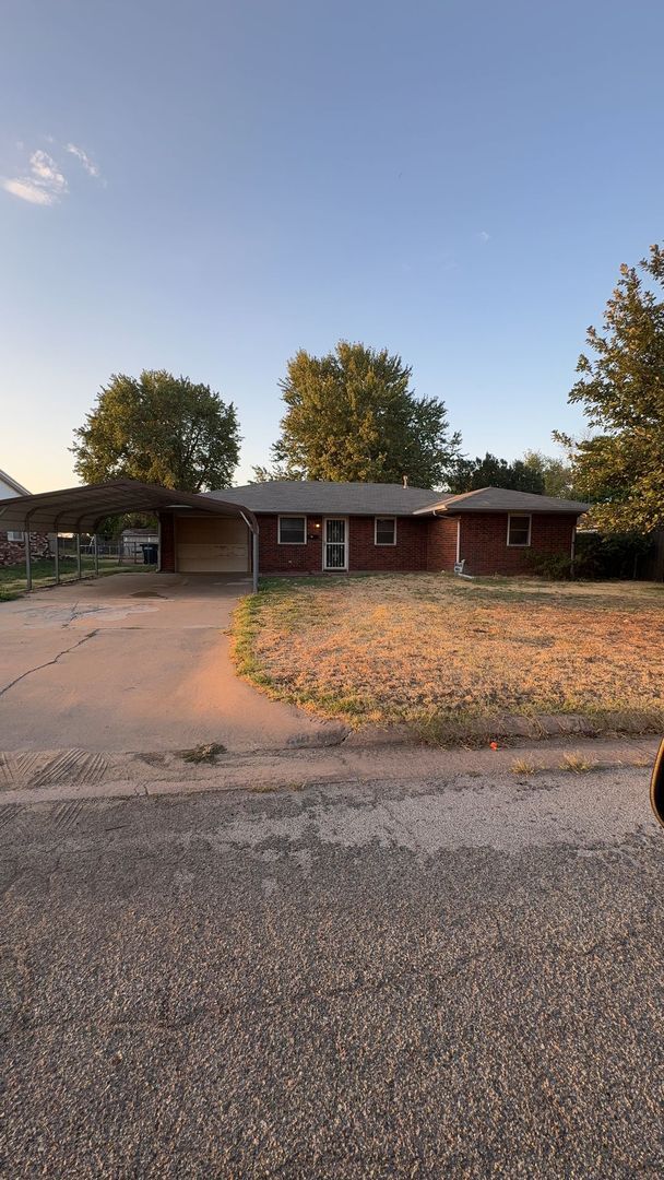 Building Photo - 706 Chisholm Trail