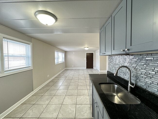 Building Photo - 9632 Ivanhoe Ave