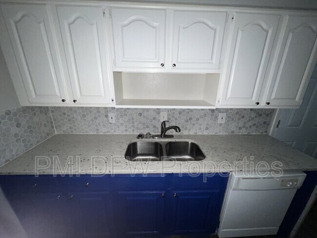 Foto del edificio - 6449 Lazy River Dr
