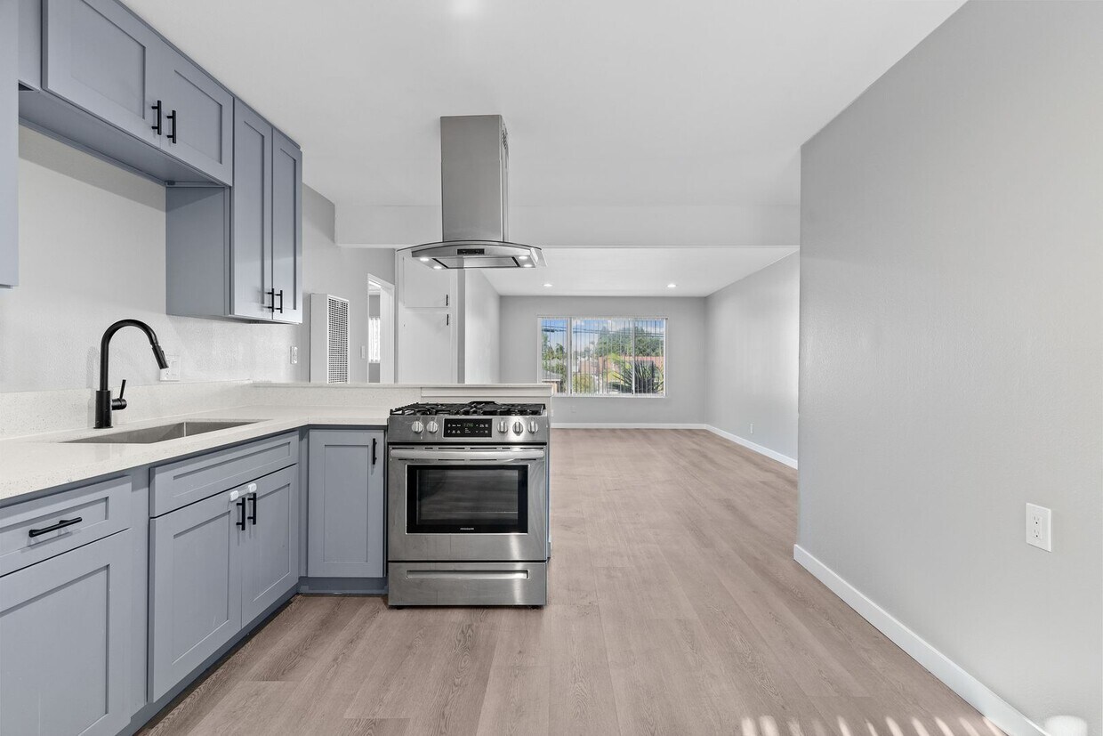 Foto principal - 10442 Lampson Ave