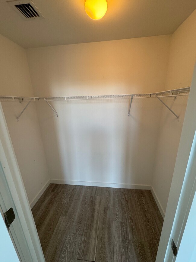 Armario principal - 160 NW 27th St