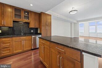 Building Photo - 8220 Crestwood Heights Dr