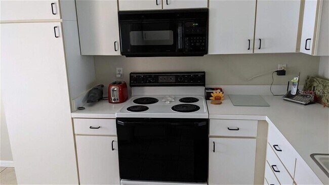 Building Photo - 9300 Clubside Cir