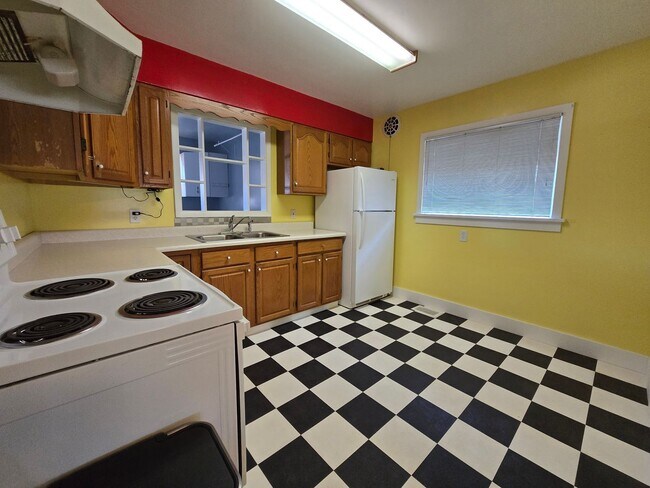 Foto del edificio - 4 bed, 1 bath House with 1 car garage