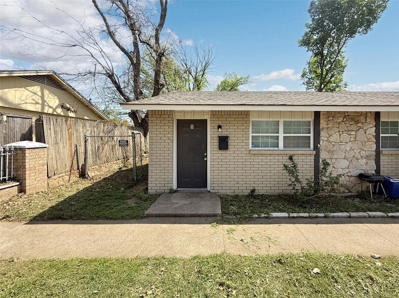 Primary Photo - 211 Skyway Dr