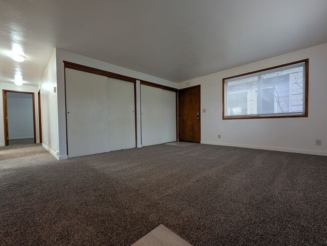 Building Photo - Open Concept 2-Bedroom, 1-Bath Apartment In Convienient Downtown Location!