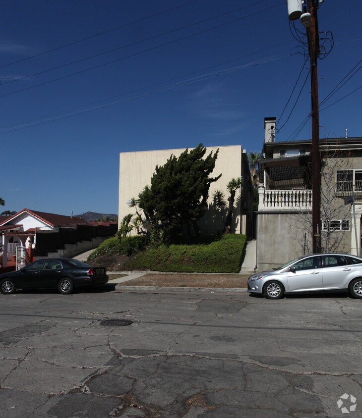 Building Photo - 4033 Sunset Dr