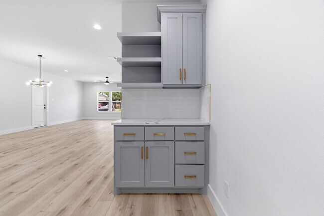 Foto del edificio - 7040 Kinney St