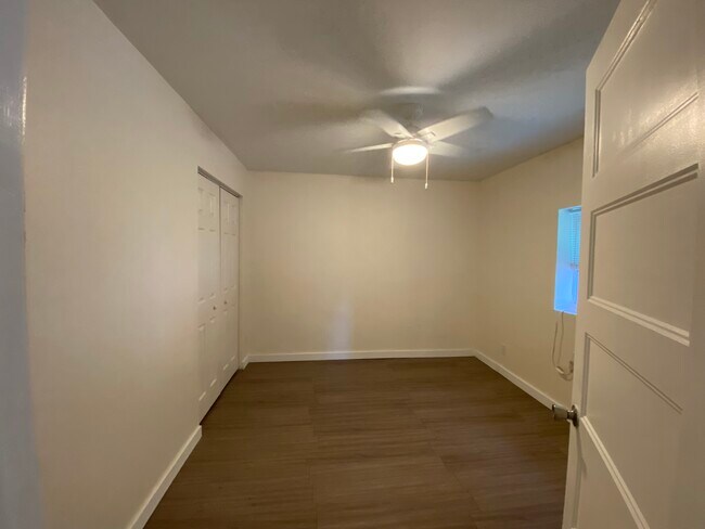 Primer dormitorio - 6237 SE Lake Circle Dr