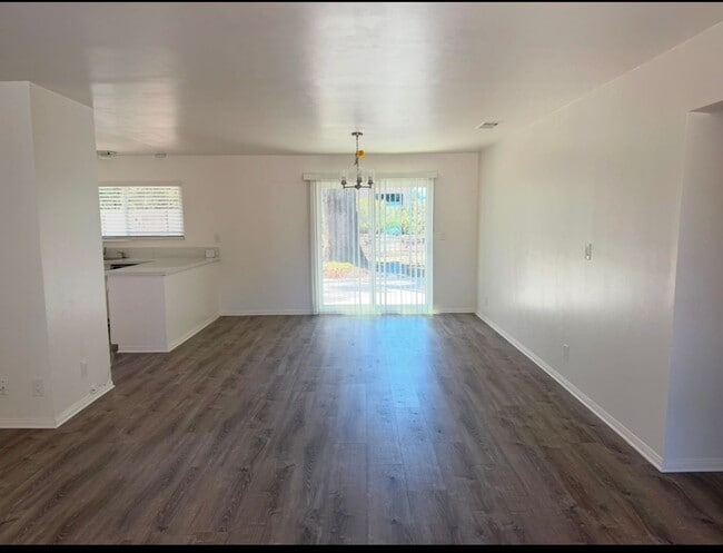 Building Photo - Stunning 4 Bedroom, 2 Bathroom House