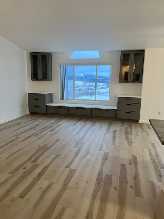 Building Photo - 3 bedroom with an Office!!!!