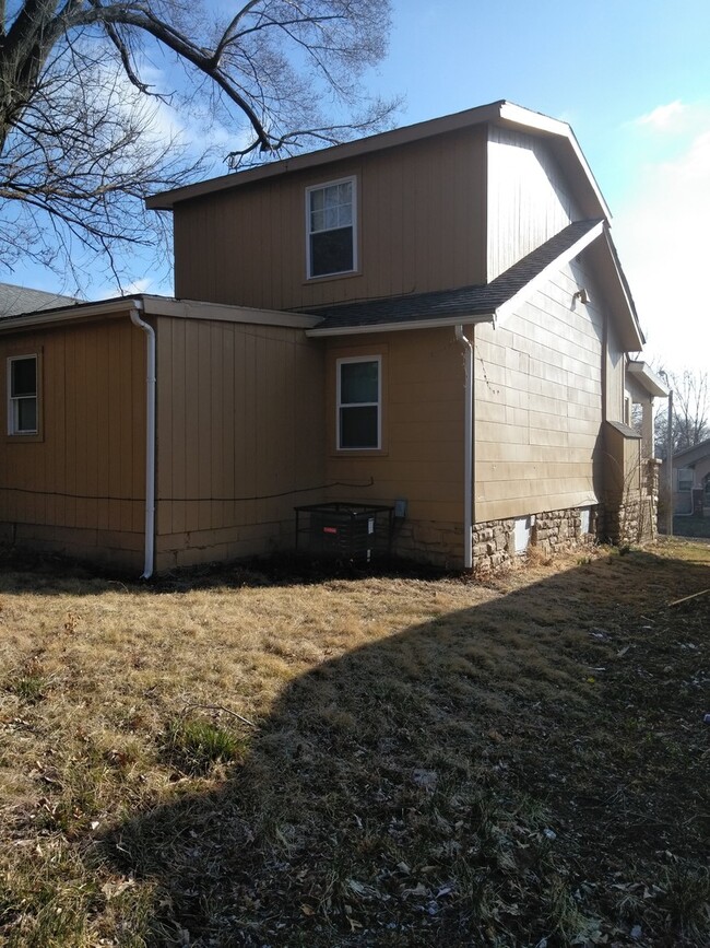 Building Photo - 3 bedroom 2 bathroom