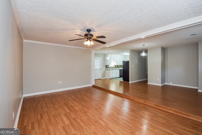 Building Photo - 619 Lakeridge Cir SE