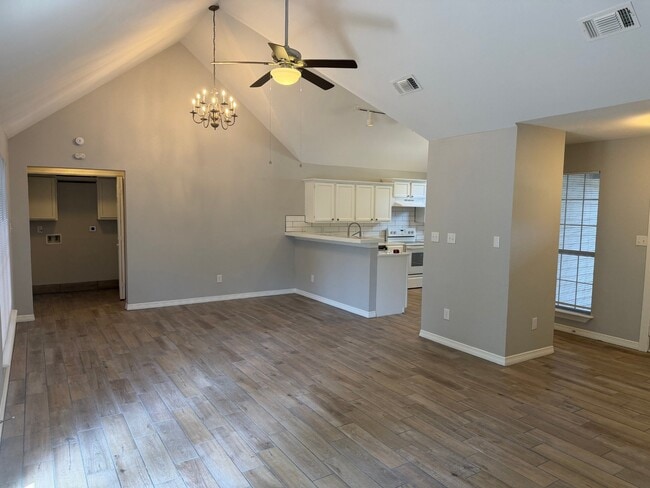 Building Photo - 12711 Woodcreek Dr