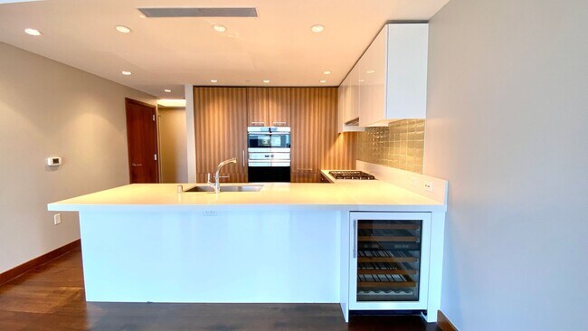 Foto del edificio - Lowest Priced 2-Bed Unit in ONE Ala Moana!!! PENTHOUSE 2 BED/2BATH with Ocean & Mountain Views!