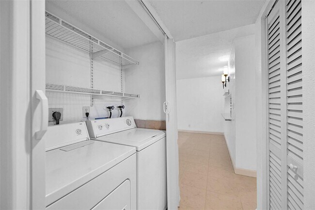 Foto del edificio - 7173 Orange Dr
