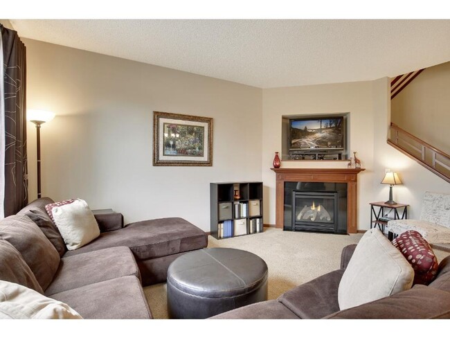 Building Photo - Pristine Woodbury 3 Bedroom Townhouse - Cl...