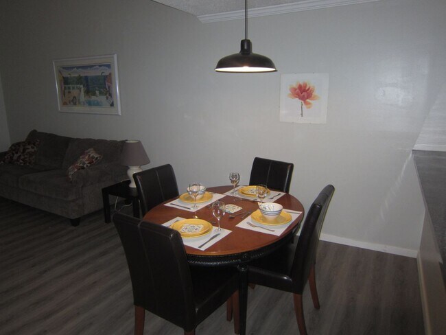Foto del edificio - Highly Coveted 1 BD/1.5BA Loft Townhome in...
