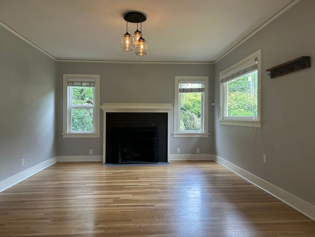 Building Photo - 3 BD SW Portland Home Near Multnomah Village