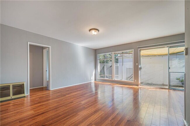 Foto del edificio - 3388 Rosewood Ave