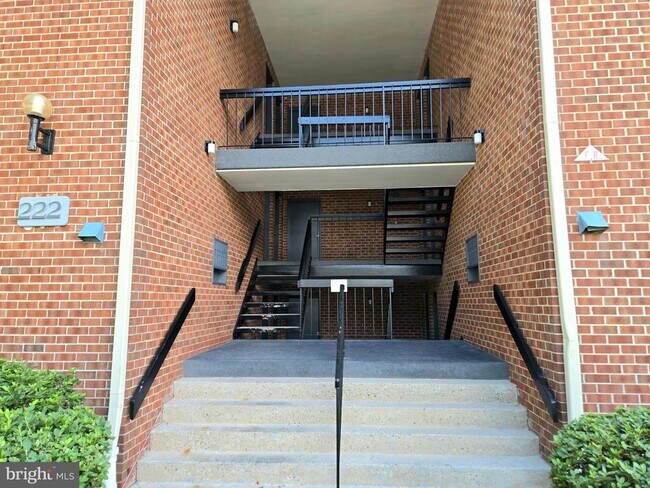Building Photo - 222 10 Echelon Rd